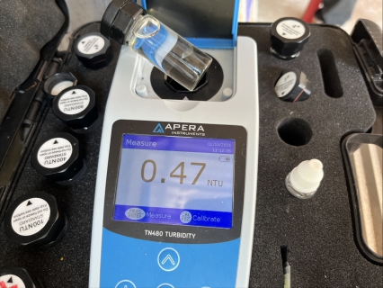 ไฟล์แนบ กปภ.สาขากาญจนดิษฐ์ ลงพื้นที่สุ่มน้ำประปา บริเวณโรงเรียนบ้านน้ำฉา ม.5 ต.ดอนสัก อ.ดอนสัก จังหวัดสุราษฎร์ธานี พื้นที่สถานีผลิตน้ำบ้านน้ำฉา โดยเก็บตัวอย่างน้ำจากก๊อกน้ำที่บ้านของผู้ใช้น้ำไปตรวจสอบคุณภาพน้ำ