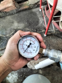 ไฟล์แนบ การประปาส่วนภูมิภาคสาขากาญจนดิษฐ์ ภายใต้การบริหารงานโดย นายสานิษ กาญจนกุล ผู้จัดการการประปาส่วนภูมิภาคสาขากาญจนดิษฐ์ มอบหมายพนักงานในสังกัด ดำเนินการตรวจวัดแรงดันน้ำ โดยลงพื้นที่สถานีจ่ายน้ำสะพานดิน บริเวณบ้านผู้ใช้น้ำ หมู่ 2 ตำบลท่าทองใหม่ อำเภอกาญจนดิษฐ์ จังหวัดสุราษฎร์ธานี