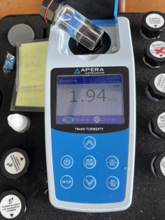 ไฟล์แนบ กปภ.สาขากาญจนดิษฐ์ ลงพื้นที่สุ่มน้ำประปา บริเวณร้านซ่อมรถมอเตอร์ไซค์ หน้าที่ว่าการอำเภอกาญจนดิษฐ์ ม.1 ตำบลกะแดะ อำเภอกาญจนดิษฐ์ จังหวัดสุราษฎร์ธานี พื้นที่แม่ข่ายกาญจนดิษฐ์ โดยเก็บตัวอย่างน้ำจากก๊อกน้ำที่บ้านของผู้ใช้น้ำไปตรวจสอบคุณภาพน้ำ