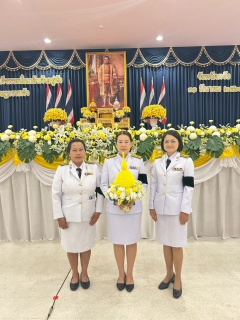 ไฟล์แนบ  การประปาส่วนภูมิภาค สาขาตรัง นำโดย นายกิตติ โบว์พัฒนากุล ผู้จัดการการประปาส่วนภูมิภาค สาขาตรัง มอบหมายให้หัวหน้างานและพนักงานร่วมพิธีถวายราชสักการะ เนื่องในวันพระบาทสมเด็จพระพุทธยอดฟ้าจุฬาโลกมหาราช และวันที่ระลึกมหาจักรีบรมราชวงศ์ พิธีดังกล่าวจัดขึ้นในวันอังคาร  ที่ 31 มีนาคม 2569 ณ หอประชุมจังหวัดตรัง อำเภอเมืองตรัง จังหวัดตรัง ในการนี้ คณะผู้เข้าร่วมพิธีได้ร่วมวางพานพุ่มดอกไม้ถวายราชสักการะแสดงถึงความสำนึกในพระมหากรุณาธิคุณและเพื่อน้อมรำลึกในพระมหากรุณาธิคุณอันหาที่สุดมิได้ของพระบาทสมเด็จพระพุทธยอดฟ้าจุฬาโลกมหาราช