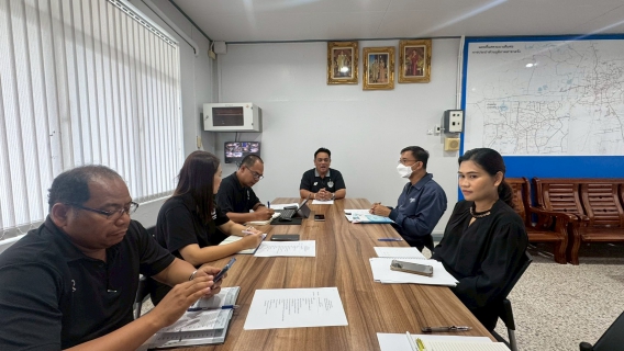 ไฟล์แนบ     วันพุธที่ 8 เมษายน 2569 นำโดย นายกิตติ โบว์พัฒนากุล ผู้จัดการการประปาส่วนภูมิภาค สาขาตรัง พร้อมด้วยหัวหน้างานและพนักงานในสังกัดร่วมกิจกรรมสนทนายามเช้า Morning Talk ครั้งที่ 7/2569 ประจำเดือน เมษายน 2569 ณ ห้องประชุม กปภ.สาขาตรัง โดยกิจกรรมในครั้งนี้ได้พูดคุยเกี่ยวกับติดตามผลการดำเนินงานแต่ละสายงาน และการเตรียมความพร้อมในการดูแลและให้บริการประชาชนช่วงเทศกาลสงกรานต์ การอยู่เวรยามให้ปฏิบัติหน้าที่ด้วยความไม่ประมาท หากพบสิ่งผิดปกติให้รายงานผู้บังคับบัญชาตามลำดับชั้นทราบทันที การจัดหาแหล่งน้ำดิบให้เพียงพอเพื่อให้ผลิตและจ่ายน้ำได้ตลอดเวลา และเฝ้าระวังแหล่งน้ำดิบและระบบผลิตจ่ายน้ำประปาให้สะอาดปลอดภัย พร้อมทั้งประชาสัมพันธ์ข่าวสารที่สำคัญให้ผู้ใช้น้ำทราบทันทีเมื่อเกิดเหตุฉุกเฉิน การติดตามรายงานข้อร้องเรียนและแก้ไขปัญหาให้ลูกค้าโดยเร็วเพื่อสร้างความพึงพอใจให้แก่ลูกค้า