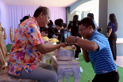 ไฟล์แนบ การประปาส่วนภูมิภาคสาขาประจวบคีรีขันธ์ ร่วมรดน้ำขอพรผู้ว่าราชการจังหวัดประจวบคีรีขันธ์ เพื่อความเป็นสิริมงคลในประเพณีสงกรานต์ วันปีใหม่ไทย 2569 และมอบเครื่องใช้ไฟฟ้าเพื่อใช้เป็นของรางวัลสำหรับการออกร้าน ในงานวันรวมน้ำใจให้กาชาด ประจำปี 2569 