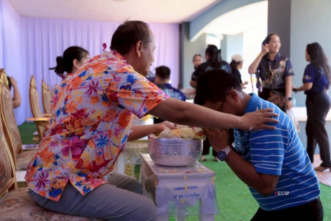 ไฟล์แนบ การประปาส่วนภูมิภาคสาขาประจวบคีรีขันธ์ ร่วมรดน้ำขอพรผู้ว่าราชการจังหวัดประจวบคีรีขันธ์ เพื่อความเป็นสิริมงคลในประเพณีสงกรานต์ วันปีใหม่ไทย 2569 และมอบเครื่องใช้ไฟฟ้าเพื่อใช้เป็นของรางวัลสำหรับการออกร้าน ในงานวันรวมน้ำใจให้กาชาด ประจำปี 2569 