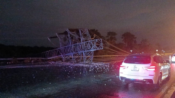 ไฟล์แนบ กปภ.สาขากบินทร์บุรี  รุดมอบน้ำดื่มสนับสนุนภารกิจ กฟภ. เร่งกู้เสาไฟฟ้าแรงสูงหักโค่นจากเหตุพายุถล่ม