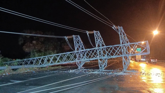ไฟล์แนบ กปภ.สาขากบินทร์บุรี  รุดมอบน้ำดื่มสนับสนุนภารกิจ กฟภ. เร่งกู้เสาไฟฟ้าแรงสูงหักโค่นจากเหตุพายุถล่ม