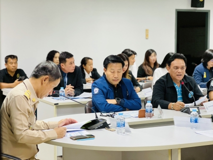 ไฟล์แนบ วันพฤหัส 23 เมษายน 2569 จังหวัดตรังแถลงข่าวผลการดำเนินการและประเด็นที่น่าสนใจในพื้นที่ เพื่อสร้าง ความเข้าใจให้กับประชาชน นายทรงกลด สว่างวงศ์ ผู้ว่าราชการจังหวัดตรัง พร้อมด้วย ส่วนราชการที่เกี่ยวข้อง ร่วมแถลงข่าวผลการดำเนินการและประเด็นที่น่าสนใจในพื้นที่ เพื่อสร้างความเข้าใจให้กับประชาชนและเปิดโอกาสให้สื่อมวลชนได้ซักถามในประเด็นต่างๆ และนำไปขยายผลเพื่อสร้างความเข้าใจให้กับประชาชน ณ ห้องศรีตรัง ชั้น 3 ศาลากลางจังหวัดตรังโดยมีประเด็นที่แถลงข่าวร่วมกับ ผู้ว่าราชการจังหวัด แผนมาตการรับมือภัยแล้งและช่วยเหลือประชาชน งบประมาณวางท่อขยายฯและเพิ่มประสิทธิภาพในการสูบน้ำจ่ายน้ำ การเชื่อมระบบท่อประปาในพื้นจังหวัดตรัง ในภาพรวม กปภ.สาขาพื้นที่จังหวัดตรัง ครับการบริการจัดการแก้ไขปัญหาน้ำประปา และภัยแล้ง 