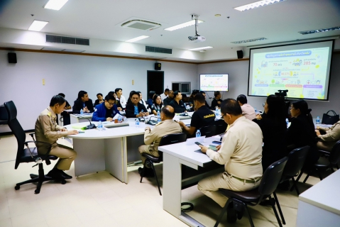 ไฟล์แนบ วันพฤหัส 23 เมษายน 2569 จังหวัดตรังแถลงข่าวผลการดำเนินการและประเด็นที่น่าสนใจในพื้นที่ เพื่อสร้าง ความเข้าใจให้กับประชาชน นายทรงกลด สว่างวงศ์ ผู้ว่าราชการจังหวัดตรัง พร้อมด้วย ส่วนราชการที่เกี่ยวข้อง ร่วมแถลงข่าวผลการดำเนินการและประเด็นที่น่าสนใจในพื้นที่ เพื่อสร้างความเข้าใจให้กับประชาชนและเปิดโอกาสให้สื่อมวลชนได้ซักถามในประเด็นต่างๆ และนำไปขยายผลเพื่อสร้างความเข้าใจให้กับประชาชน ณ ห้องศรีตรัง ชั้น 3 ศาลากลางจังหวัดตรังโดยมีประเด็นที่แถลงข่าวร่วมกับ ผู้ว่าราชการจังหวัด แผนมาตการรับมือภัยแล้งและช่วยเหลือประชาชน งบประมาณวางท่อขยายฯและเพิ่มประสิทธิภาพในการสูบน้ำจ่ายน้ำ การเชื่อมระบบท่อประปาในพื้นจังหวัดตรัง ในภาพรวม กปภ.สาขาพื้นที่จังหวัดตรัง ครับการบริการจัดการแก้ไขปัญหาน้ำประปา และภัยแล้ง 