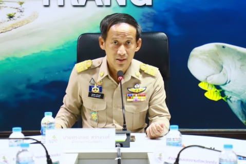 ไฟล์แนบ วันพฤหัส 23 เมษายน 2569 จังหวัดตรังแถลงข่าวผลการดำเนินการและประเด็นที่น่าสนใจในพื้นที่ เพื่อสร้าง ความเข้าใจให้กับประชาชน นายทรงกลด สว่างวงศ์ ผู้ว่าราชการจังหวัดตรัง พร้อมด้วย ส่วนราชการที่เกี่ยวข้อง ร่วมแถลงข่าวผลการดำเนินการและประเด็นที่น่าสนใจในพื้นที่ เพื่อสร้างความเข้าใจให้กับประชาชนและเปิดโอกาสให้สื่อมวลชนได้ซักถามในประเด็นต่างๆ และนำไปขยายผลเพื่อสร้างความเข้าใจให้กับประชาชน ณ ห้องศรีตรัง ชั้น 3 ศาลากลางจังหวัดตรังโดยมีประเด็นที่แถลงข่าวร่วมกับ ผู้ว่าราชการจังหวัด แผนมาตการรับมือภัยแล้งและช่วยเหลือประชาชน งบประมาณวางท่อขยายฯและเพิ่มประสิทธิภาพในการสูบน้ำจ่ายน้ำ การเชื่อมระบบท่อประปาในพื้นจังหวัดตรัง ในภาพรวม กปภ.สาขาพื้นที่จังหวัดตรัง ครับการบริการจัดการแก้ไขปัญหาน้ำประปา และภัยแล้ง 