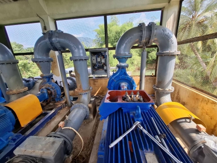 ไฟล์แนบ การประปาส่วนภูมิภาคสาขาตะกั่วป่า นายธำรง คุ้มเพชร มอบหมายให้หัวหน้างาน และพนักงานในสังกัด ดำเนินการติดตั้งติดตั้งเครื่องสูบน้ำดิบตัวใหม่ผลิตน้ำได้ 450 ลบ.ม./ชม. แทนตัวเก่าที่ผลิตน้ำได้ 320 ลบ.ม./ชม. เพื่อแก้ปัญหาระบบผลิตจ่าย เรื่องน้ำไหลอ่อนไปจนถึงไม่ไหลในช่วงหน้าแล้ง