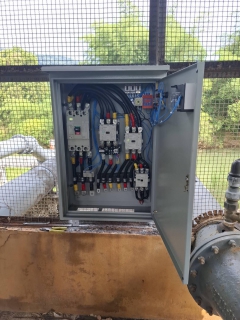 ไฟล์แนบ การประปาส่วนภูมิภาคสาขาตะกั่วป่า นายธำรง คุ้มเพชร มอบหมายให้หัวหน้างาน และพนักงานในสังกัด ดำเนินการติดตั้งติดตั้งเครื่องสูบน้ำดิบตัวใหม่ผลิตน้ำได้ 450 ลบ.ม./ชม. แทนตัวเก่าที่ผลิตน้ำได้ 320 ลบ.ม./ชม. เพื่อแก้ปัญหาระบบผลิตจ่าย เรื่องน้ำไหลอ่อนไปจนถึงไม่ไหลในช่วงหน้าแล้ง