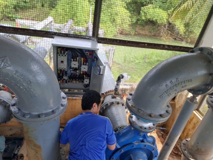 ไฟล์แนบ การประปาส่วนภูมิภาคสาขาตะกั่วป่า นายธำรง คุ้มเพชร มอบหมายให้หัวหน้างาน และพนักงานในสังกัด ดำเนินการติดตั้งติดตั้งเครื่องสูบน้ำดิบตัวใหม่ผลิตน้ำได้ 450 ลบ.ม./ชม. แทนตัวเก่าที่ผลิตน้ำได้ 320 ลบ.ม./ชม. เพื่อแก้ปัญหาระบบผลิตจ่าย เรื่องน้ำไหลอ่อนไปจนถึงไม่ไหลในช่วงหน้าแล้ง