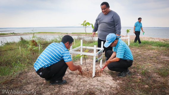 ไฟล์แนบ กปภ.สาขาบ้านฉาง รวมพลังจัดกิจกรรม "กปภ.รักษ์สิ่งแวดล้อม" ปลูกไม้ยืนต้นเพิ่มพื้นที่สีเขียว ณ สถานีสูบน้ำดิบหนองปลาไหล
