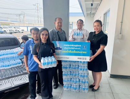 ไฟล์แนบ กปภ.สาขาธัญบุรี มอบน้ำดื่มบรรจุขวดตราสัญลักษณ์ กปภ. จำนวน 600 ขวด สนับสนุนโครงการไทยช่วยไทย ภายใต้สโลแกน ปทุมยิ้มได้ "ถูกทุกชิ้น ฟินทั้งจังหวัด"