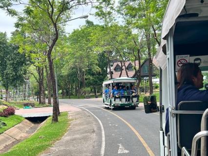 ไฟล์แนบ วันที่ 8 พฤษภาคม  2569 การประปาส่วนภูมิภาคสาขาลำพูน โดยนายศุภกฤษณ์ จันทร์ศุภเสน ผู้จัดการ กปภ.สาขาลำพูน จัดกิจกรรมศึกษาดูงานแลกเปลี่ยนความรู้ ณ อุทยานหลวงราชพฤกษ์ อ.เมืองเชียงใหม่ จ.เชียงใหม่ ที่ได้รับมาตรฐาน  เพื่อรองรับการจัดการสำนักงานสีเขียว (Green Office) ตามนโยบายในการจัดการคุณภาพด้านสิ่งแวดล้อมทั้งที่เป็นส่วนสำนักงานและสภาพแวดล้อมภายในพื้นที่อาคารสำนักงาน เพื่อให้การดำเนินงานและกิจกรรมต่างๆ ส่งผลกระทบต่อสิ่งแวดล้อมน้อยที่สุด โดยการใช้ทรัพยากรและพลังงานอย่างรู้คุณค่า มีแนวทางการจัดการของเสียอย่างมีประสิทธิภาพ รวมถึงการจัดซื้อจัดจ้างที่เป็นมิตรกับสิ่งแวดล้อม และลดปริมาณการปล่อยก๊าซเรือนกระจกออกสู่สิ่งแวดล้อม   