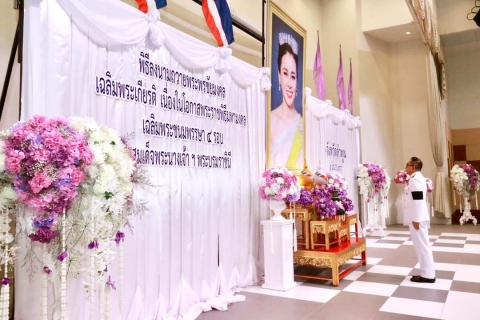 ไฟล์แนบ การประปาส่วนภูมิภาคสาขาลำพูน โดยนายศุภกฤษณ์ จันทร์ศุภเสน  ผู้จัดการ กปภ.สาขาลำพูน มอบหมาย นางสาวปาณิสรา เหล็กแหลม หัวหน้างานอำนวยการ พร้อมพนักงานร่วมพิธีลงนามถวายพระพร  เนื่องในโอกาสวันเฉลิมพระชนมพรรษา 4 รอบ สมเด็จพระนางเจ้าฯ พระบรมราชินี 3 มิถุนายน 2569  โดยมี นายปิยพงษ์ ชูวงศ์ ผู้ว่าราชการจังหวัดลำพูน เป็นประธานในพิธี นำหัวหน้าส่วนราชการ ข้าราชการ หน่วยงานรัฐวิสาหกิจ และประชาชน ร่วมพิธีลงนามถวายพระพร ถวายพานพุ่มทอง - พานพุ่มเงิน หน้าพระฉายาลักษณ์สมเด็จพระนางเจ้าฯ พระบรมราชินี และกล่าวกราบบังคมทูลถวายพระพรชัยมงคล กล่าวนำผู้ร่วมพิธีถวายพระพรชัยมงคล พร้อมจุดเทียนถวายพระพรชัยมงคล