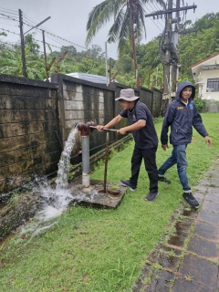 ไฟล์แนบ กปภ.สาขาภูเก็ต นำทีมลงพื้นที่ดำเนินการระบายตะกอนในเส้นท่อจ่ายน้ำ (Blow off)