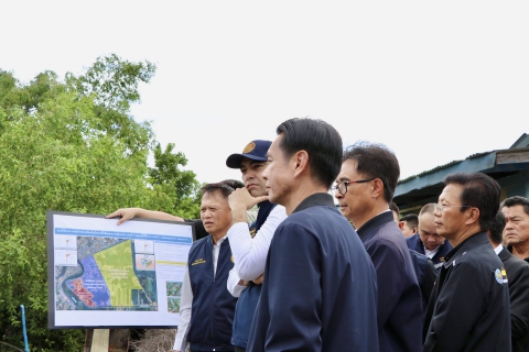 ไฟล์แนบ กปภ.สาขาสมุทรสาคร (พ) ร่วมให้การต้อนรับ นายเจเศรษฐ์ ไทยเศรษฐ์ รัฐมนตรีช่วยว่าการกระทรวงมหาดไทย ลงพื้นที่ติดตามโครงการป้องกันน้ำท่วมจังหวัดสมุทรสาคร
