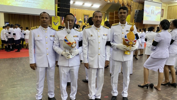 ไฟล์แนบ การประปาส่วนภูมิภาคสาขาคลองท่อมร่วมพิธีตักบาตรถวายเป็นพระราชกุศล และเข้าร่วมพิธีถวายเครื่องราชสักการะและวางพานพุ่ม และพิธีถวายพระพรชัยมงคล