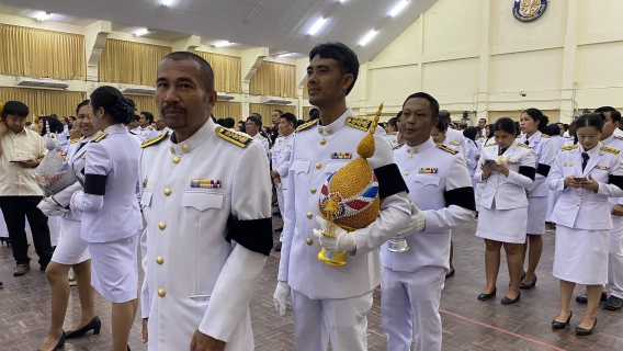 ไฟล์แนบ การประปาส่วนภูมิภาคสาขาคลองท่อมร่วมพิธีตักบาตรถวายเป็นพระราชกุศล และเข้าร่วมพิธีถวายเครื่องราชสักการะและวางพานพุ่ม และพิธีถวายพระพรชัยมงคล