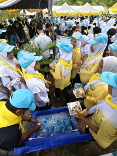 ไฟล์แนบ กปภ.สาขานราธิวาส สนับสนุนน้ำดื่มตราสัญลักษณ์ กปภ. ร่วมกิจกรรมจิตอาสาพระราชทาน เนื่องในโอกาสวันเฉลิมพระชนมพรรษา พระบาทสมเด็จพระเจ้าอยู่หัว 28 กรกฎาคม 2569 