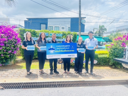 ไฟล์แนบ การประปาส่วนภูมิภาคสาขากระบี่ มอบน้ำดื่มบรรจุขวดตราสัญลักษณ์ กปภ. ในกิจกรรมส่งน้ำใจให้น้ำดื่ม สนับสนุนใช้กิจกรรมพิธีมอบวัสดุอุปกรณ์การประกอบอาชีพแก่ครัวเรือนยากจนเป้าหมาย ระหว่างกรมการพัฒนาชุมชน กับมูลนิธิป่อเต็กตึ๊ง ณ ห้องประชุมวิทยาลัยสารพัดช่างกระบี่ 