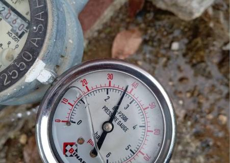 ไฟล์แนบ การประปาส่วนภูมิภาคสาขาเวียงสระ ลงพื้นที่ตรวจสอบแรงดันน้ำที่เหมาะสมตามมาตรฐานการให้บริการของ กปภ.