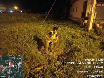 ไฟล์แนบ การประปาส่วนภูมิภาคสาขากาญจนดิษฐ์ ภายใต้การบริหารงานโดย นายสานิษ กาญจนกุล ผู้จัดการการประปาส่วนภูมิภาคสาขากาญจนดิษฐ์ มอบหมายพนักงานในสังกัด ลงพื้นที่สำรวจเพื่อค้นหาท่อแตก-รั่ว โดยวิธี Step test ในพื้นที่ DMA - 05-03-01  บริเวณสี่แยกพ่วง  ต.กะแดะ  อ.กาญจนดิษฐ์ จ.สุราษฎร์ธานี ตามแผนปฏิบัติการลดน้ำสูญเสีย