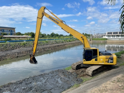 ไฟล์แนบ การประปาส่วนภูมิภาคสาขาเพชรบุรี ดำเนินการขุดตักตะกอนดินและกำจัดวัชพืชในคลองชักน้ำ โดยได้รับการสนับสนุนเรือโป๊ะแม็คโคร จากองค์การบริหารส่วนจังหวัดเพชรบุรี