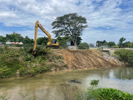 ไฟล์แนบ การประปาส่วนภูมิภาคสาขาเพชรบุรี ดำเนินการขุดตักตะกอนดินและกำจัดวัชพืชในคลองชักน้ำ โดยได้รับการสนับสนุนเรือโป๊ะแม็คโคร จากองค์การบริหารส่วนจังหวัดเพชรบุรี