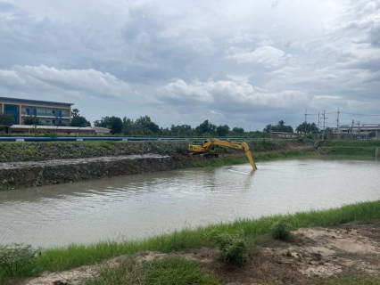 ไฟล์แนบ การประปาส่วนภูมิภาคสาขาเพชรบุรี ดำเนินการขุดตักตะกอนดินและกำจัดวัชพืชในคลองชักน้ำ โดยได้รับการสนับสนุนเรือโป๊ะแม็คโคร จากองค์การบริหารส่วนจังหวัดเพชรบุรี