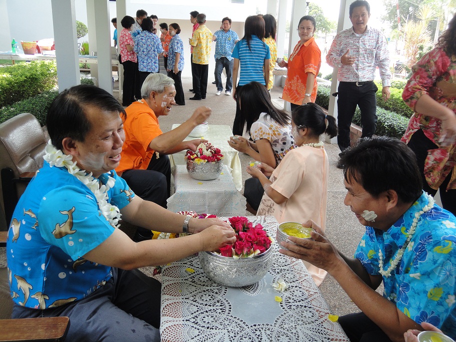 ผู้บริหาร และ พนักงาน กปภ.ข.๗ ร่วมทรงน้ำพระ และรดน้ำขอพรผู้ใหญ่เนื่องในเทศกาลสงกรานต์