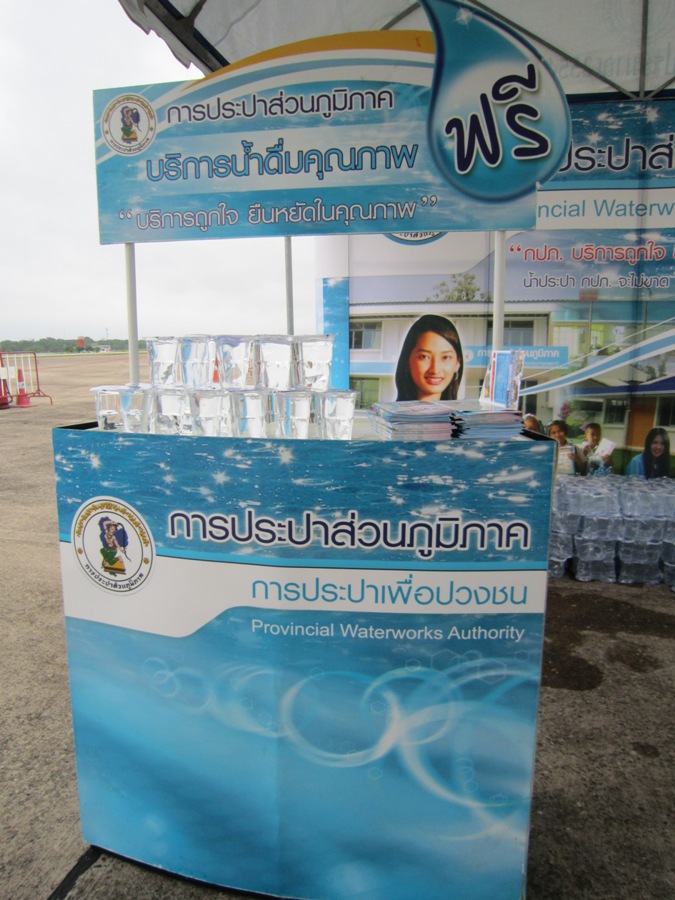 ประปาอุดรธานีแจกน้ำดื่มงาน ๑๐๐ ปี การบินของบุพการีทหารอากาศ