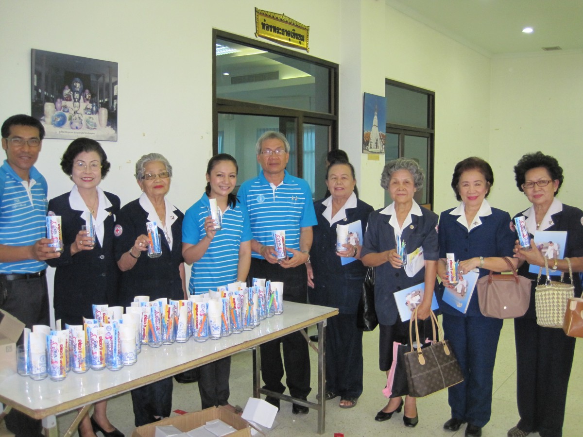 กปภ.สาขาสกลนคร มอบแก้วน้ำ ปากกา ตรา กปภ. และสติกเกอร์ 120 มหาดไทย กปภ.เติมใจให้ประชาชน