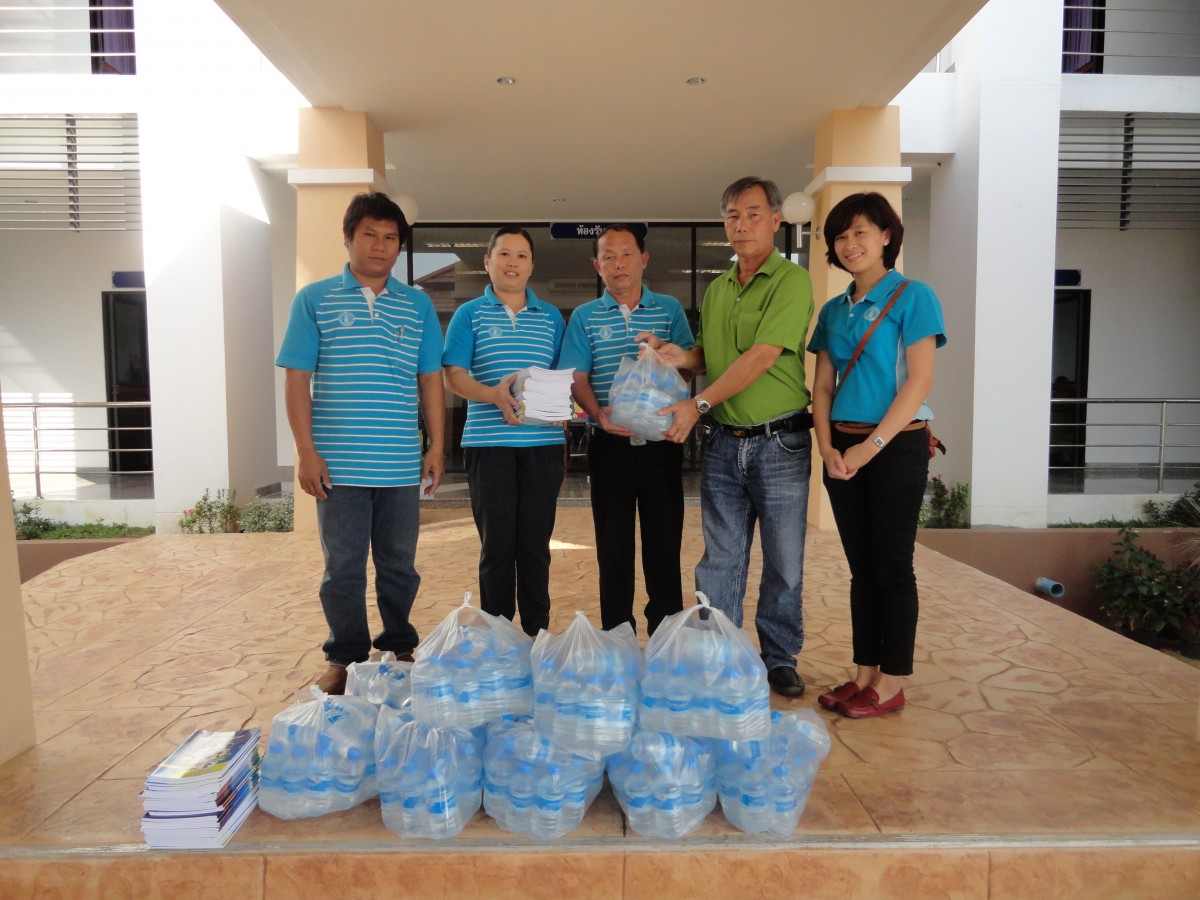 การประปาส่วนภูมิภาคสาขาบ้านโฮ่ง สนับสนุนน้ำดื่ม และของรางวัล เนื่องในวันเด็กแห่งชาติประจำปี 2556 ให้กับเทศบาลตำบลบ้านโฮ่ง
