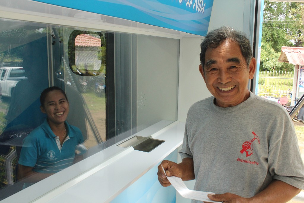 กปภ.สาขารัตนบุรี ลงพื้นที่รำชำระค่าน้ำนอกสถานที่ โดยรถ PWA Moving Service