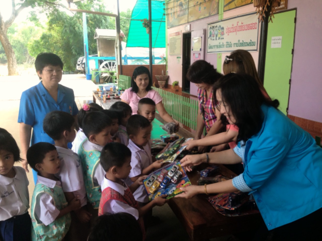 กปภ.สาขาสวรรคโลก จัดเลี้ยงอาหารกลางวันเด็กนักเรียนโรงเรียนบ้านป่ากุมเกาะ อ.สวรรคโลก จ.สุโขทัย