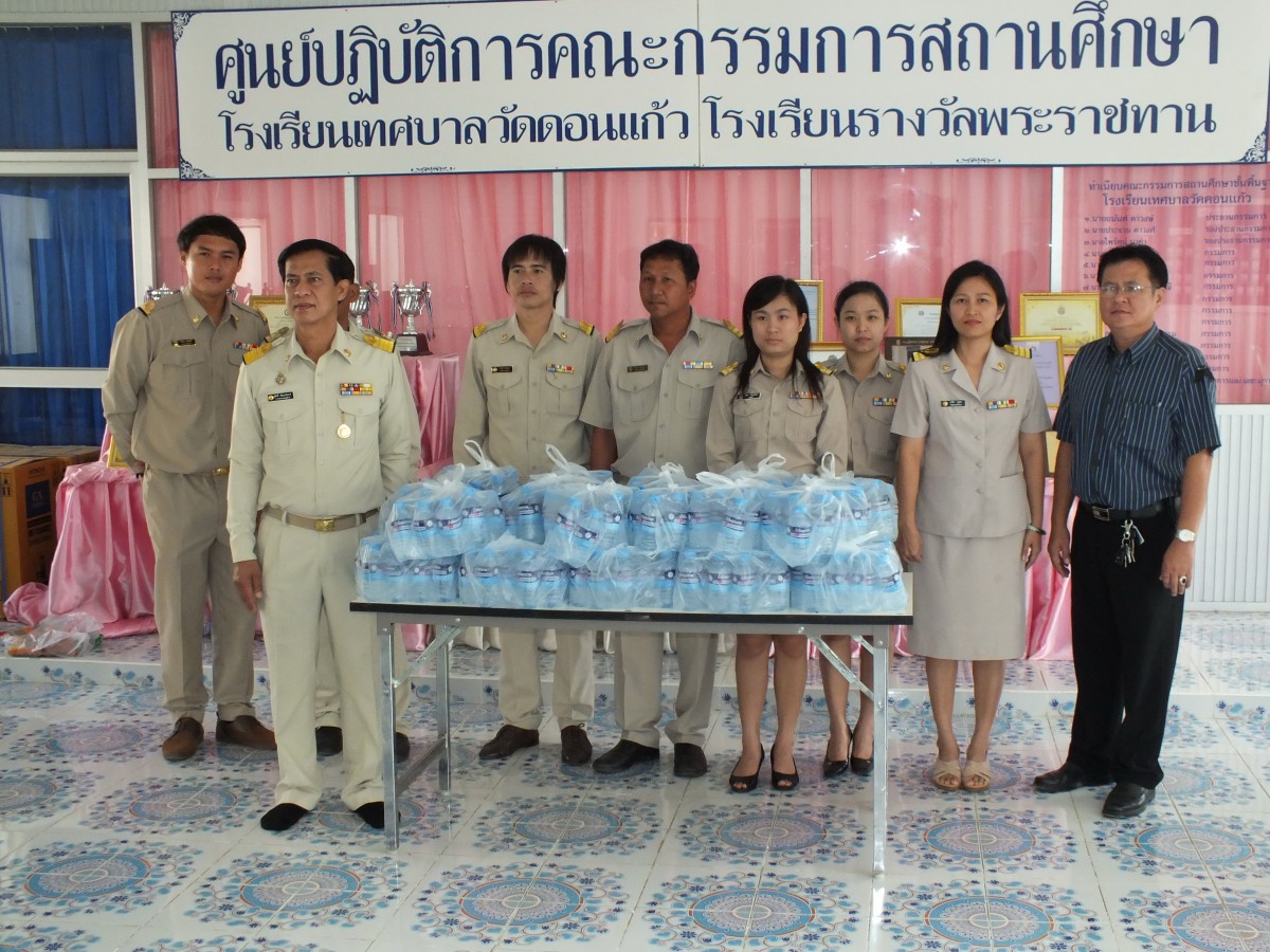 การประปาส่วนภูมิภาคสาขาแม่สอด มอบน้ำดื่มบรรจุขวด กปภ. โรงเรียนเทศบาลวัดดอนแก้ว