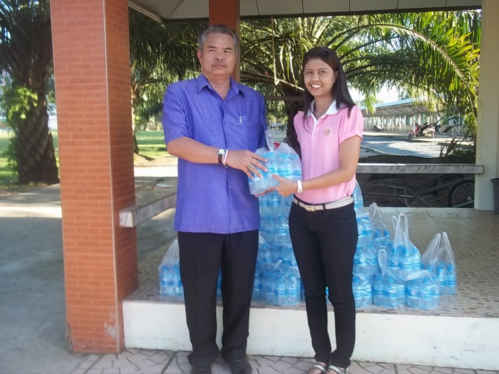 กปภ.สาขาชะอวด ได้มอบน้ำดื่ม ตราสัญลักษณ์ กปภ. จำนวน 500 ขวด แด่ โรงเรียนชะอวดวิทยาคาร