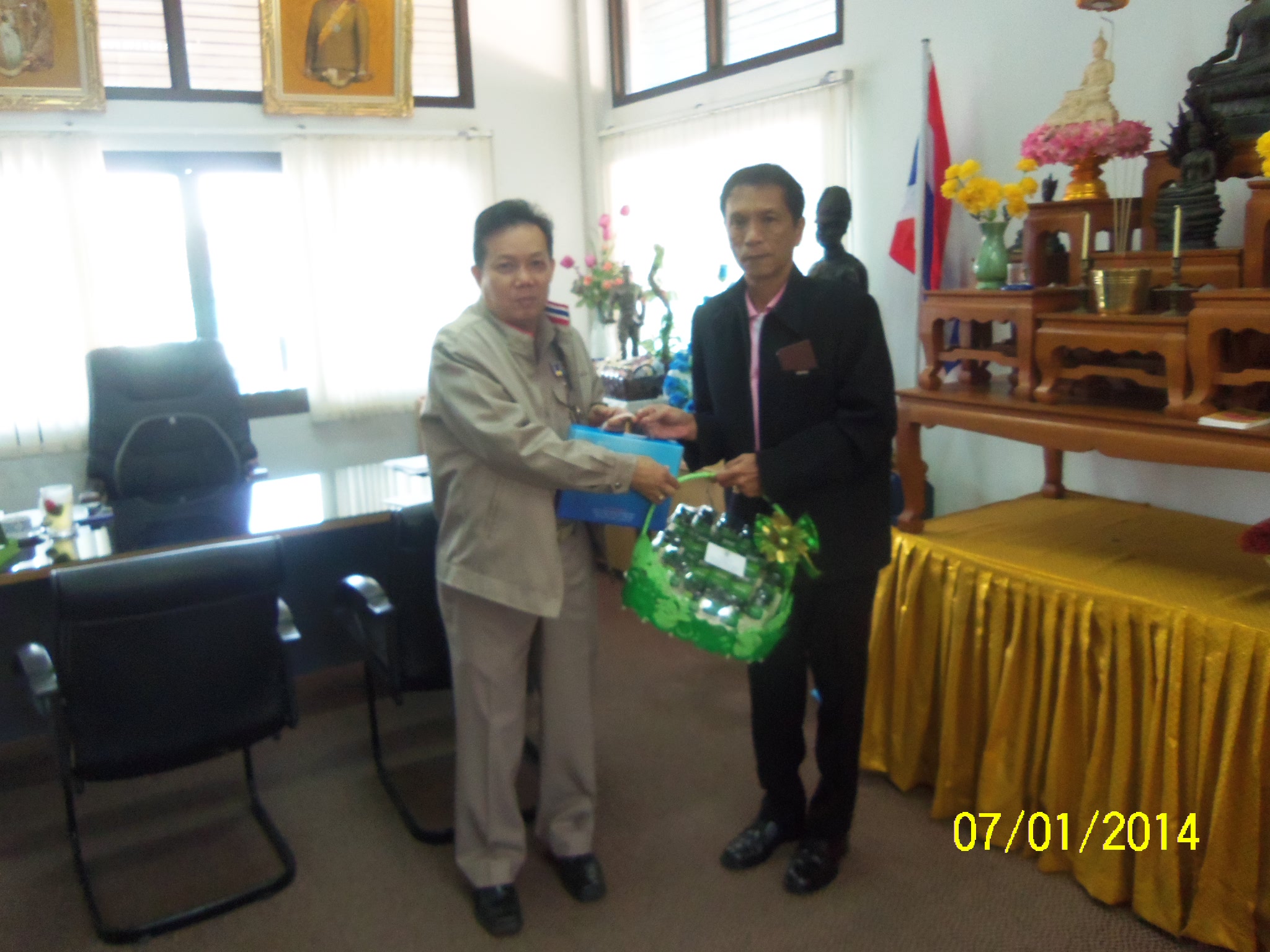การประปาส่วนภูมิภาคสาขาฝางเข้ามอบกระเช้าของขวัญเนื่องในโอกาสส่งท้ายปีเก่าต้อนรับปีใหม่