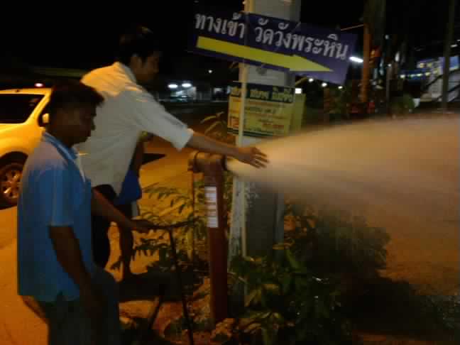 กปภ.สาขาขาณุวรลักษบุรี เปิดล้างระบายตะกอนในเส้นท่อ (Blow off)