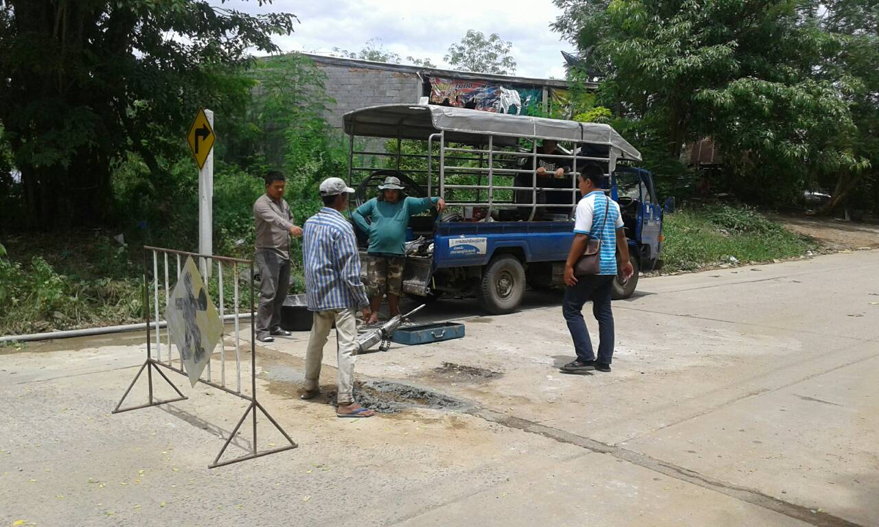 กปภ.สาขาด่านช้างให้มิสเตอร์ประปาตรวจสอบและซ่อมท่อเมนรองข้ามถนน