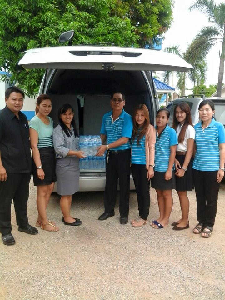 นายถวัลย์ พาณิชย์ตระกูล ผู้จัดการการประปาส่วนภูมิภาคสาขากาญจนบุรี ได้มอบหมายให้นายปิยะ โปษนานนท์ หัวหน้างานอำนวยการมอบน้ำดื่มตราสัญลักษณ์ กปภ.ให้กับ สำนักงาน ป.ป.ช.ประจำจังหวัดกาญจนบุรี จำนวน 200 ขวด เพื่อใช้ในกิจกรรมเพื่อสร้างแรงกระตุ้นให้แก่เด็กและเยาวชนตระหนักถึงผลเสียหายร้ายแรงที่เกิดจากการทุจริตคอร์รัปชั่น ในวันศุกร์ที่ 24 กรกฎาคม 2558