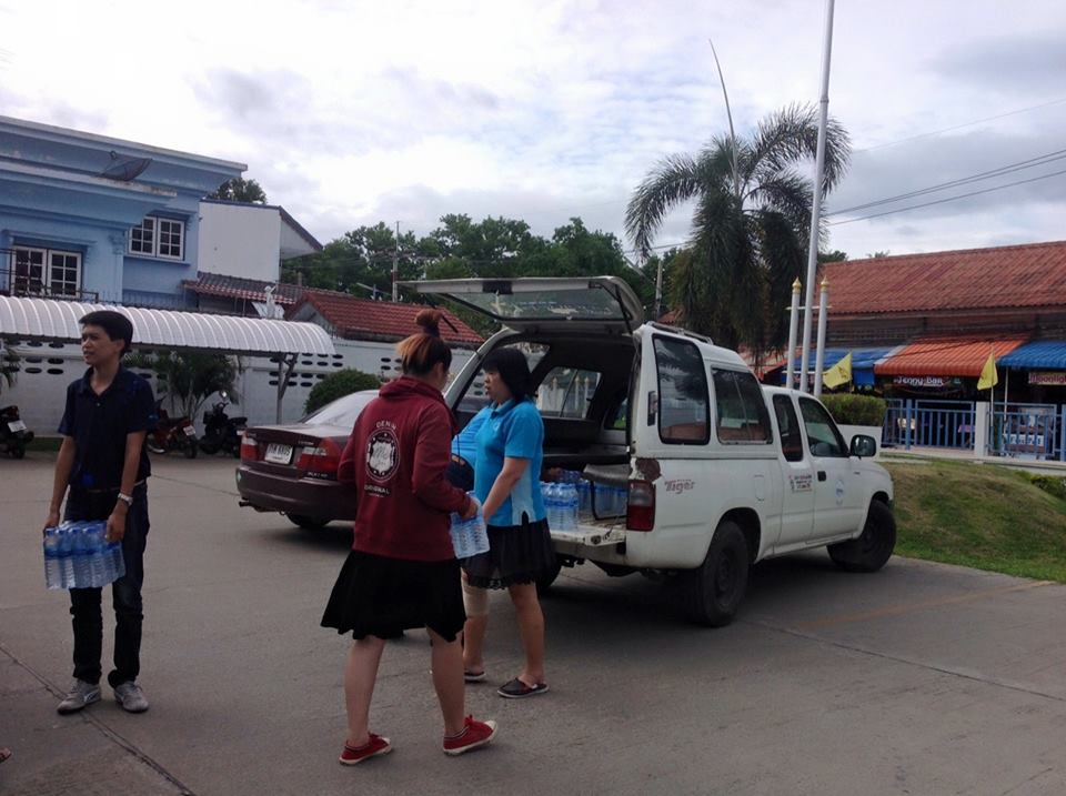 กปภ.สาขากาญจนบุรีมอบน้ำดื่มตราสัญลักษณ์ กปภ.