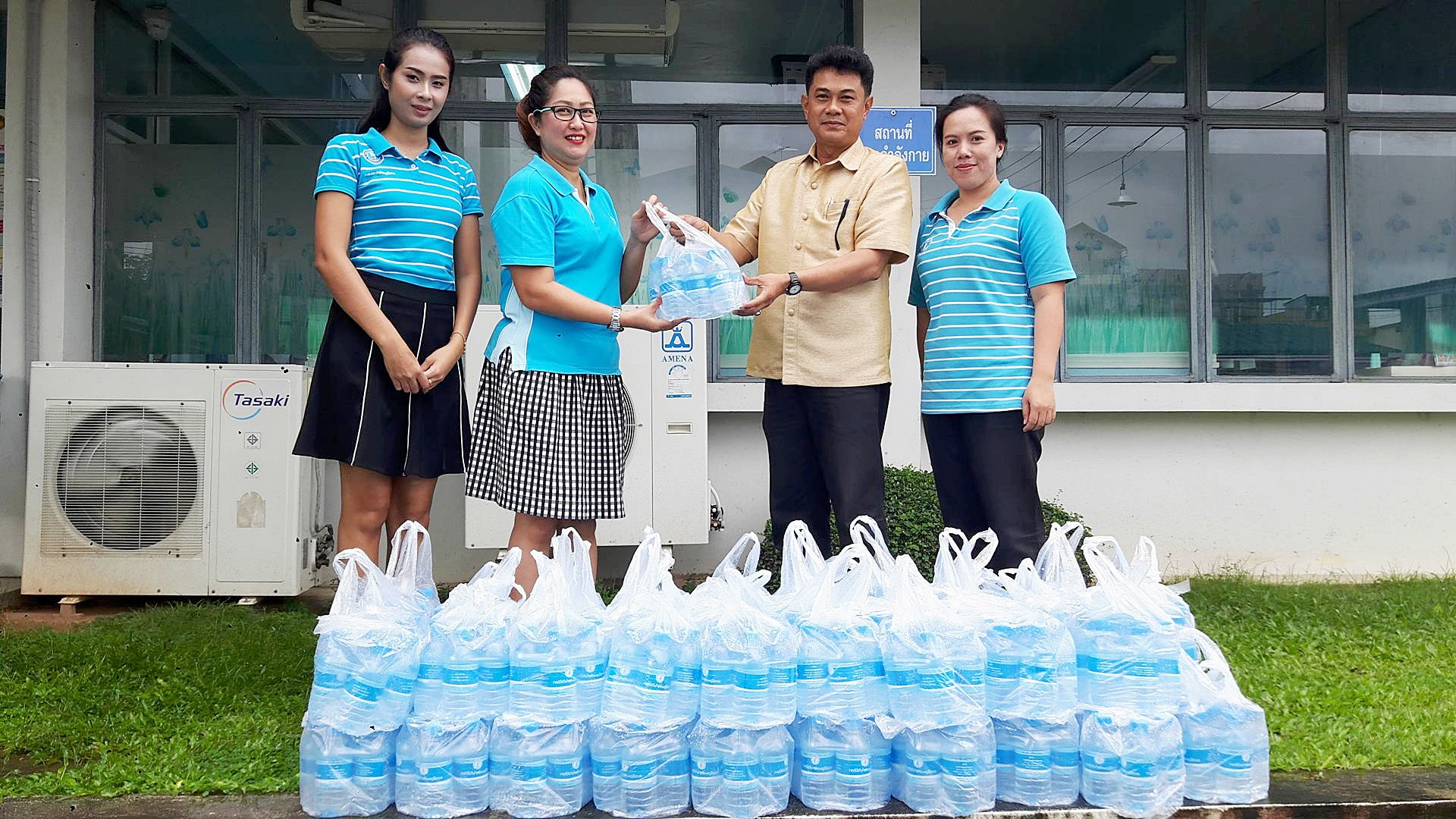 กปภ.สาขาระนอง สนับสนุนน้ำดื่มบรรจุขวดร่วมกิจกรรมสมาชิกสภานิติบัญญัติแห่งชาติพบประชาชน