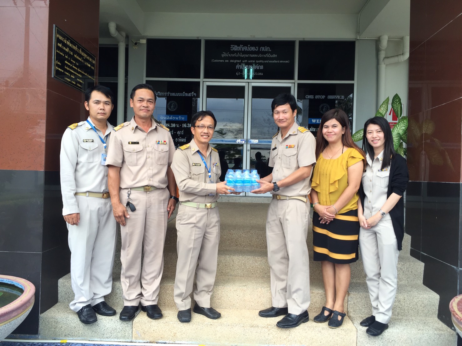 กปภ.สาขาสมุทรสงคราม มอบน้ำดื่มบรรจุขวดให้กับบ้านดนตรีตำบลสวนหลวง