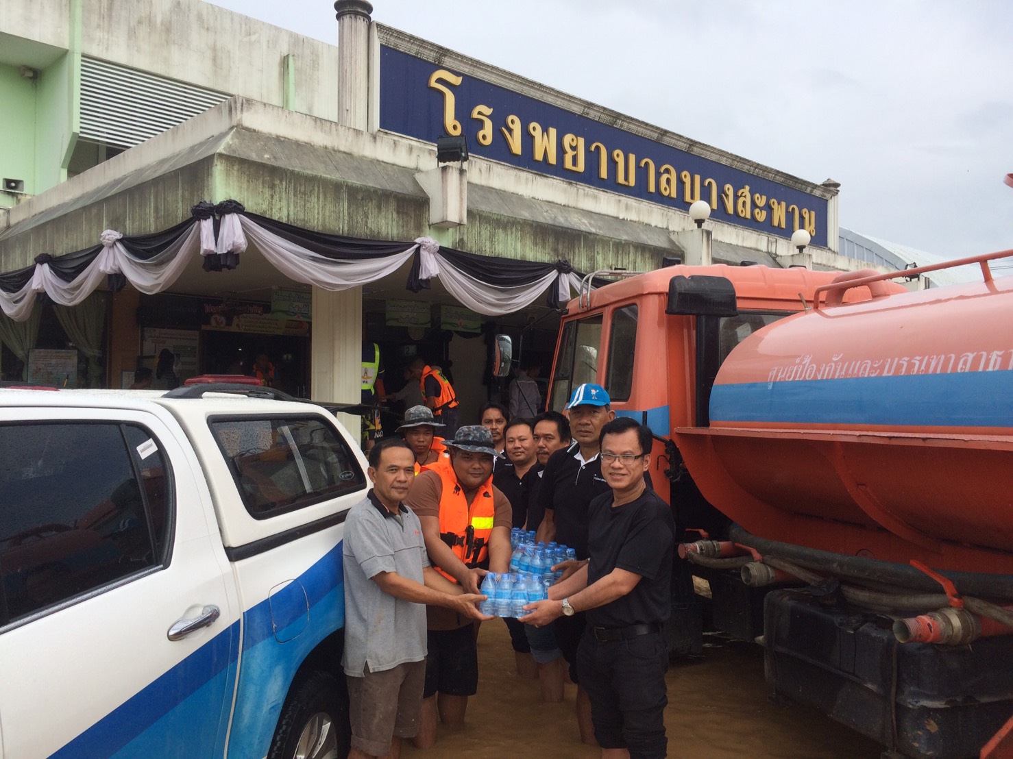 กปภ.บางสะพาน ส่งน้ำดื่มช่วย รพ.  ระดมเจ้าหน้าที่ซ่อมท่อขาด