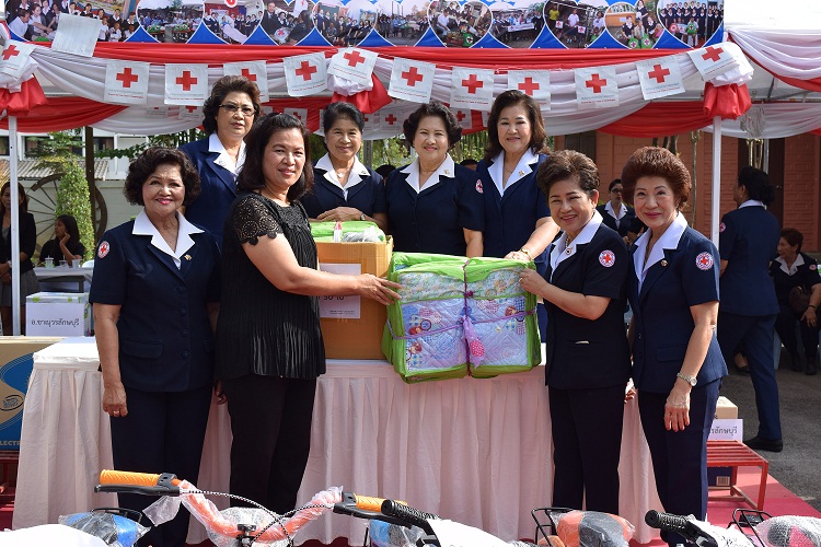 กปภ.สาขากำแพงเพชร ร่วมมอบมอบผ้าห่มกันหนาว และกระเป๋าตราสัญลักษณ์ กปภ เพื่อใช้ในงานวันรวมน้ำใจ ช่วยกาชาด