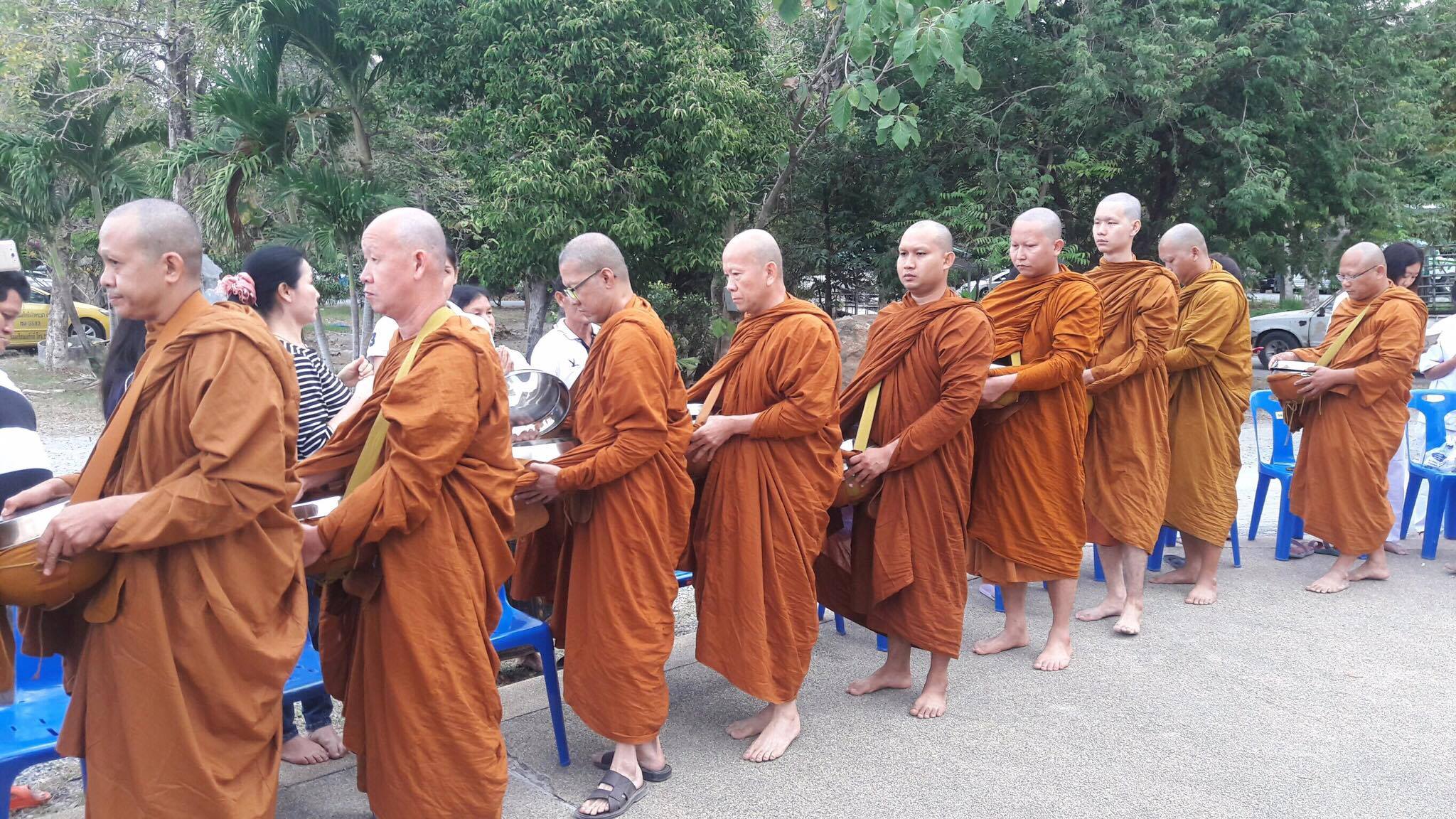 กปภ.สาขาปทุมธานี ร่วมทำบุญตักบาตรพระสงฆ์ในโครงการ "กปภ. รวมใจภักดิ์อุปสมบท และปฏิบัติธรรมถวายเป็นพระราชกุศล แด่ในหลวง ร.9