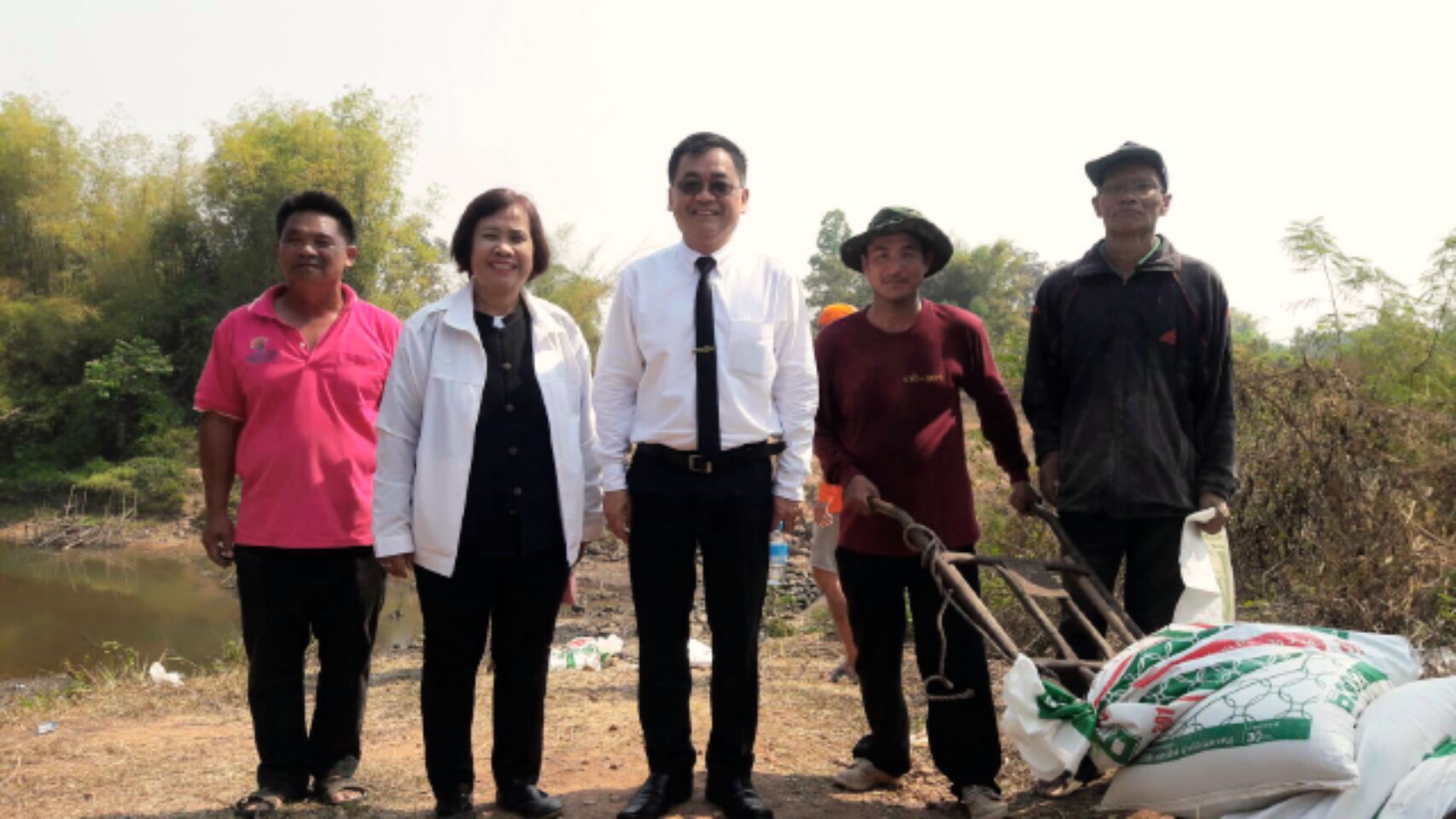 กปภ.สาขาศรีสงคราม ร่วมกิจกรรมกั้นกระสอบทราย สร้างฝายกักเก็บน้ำ