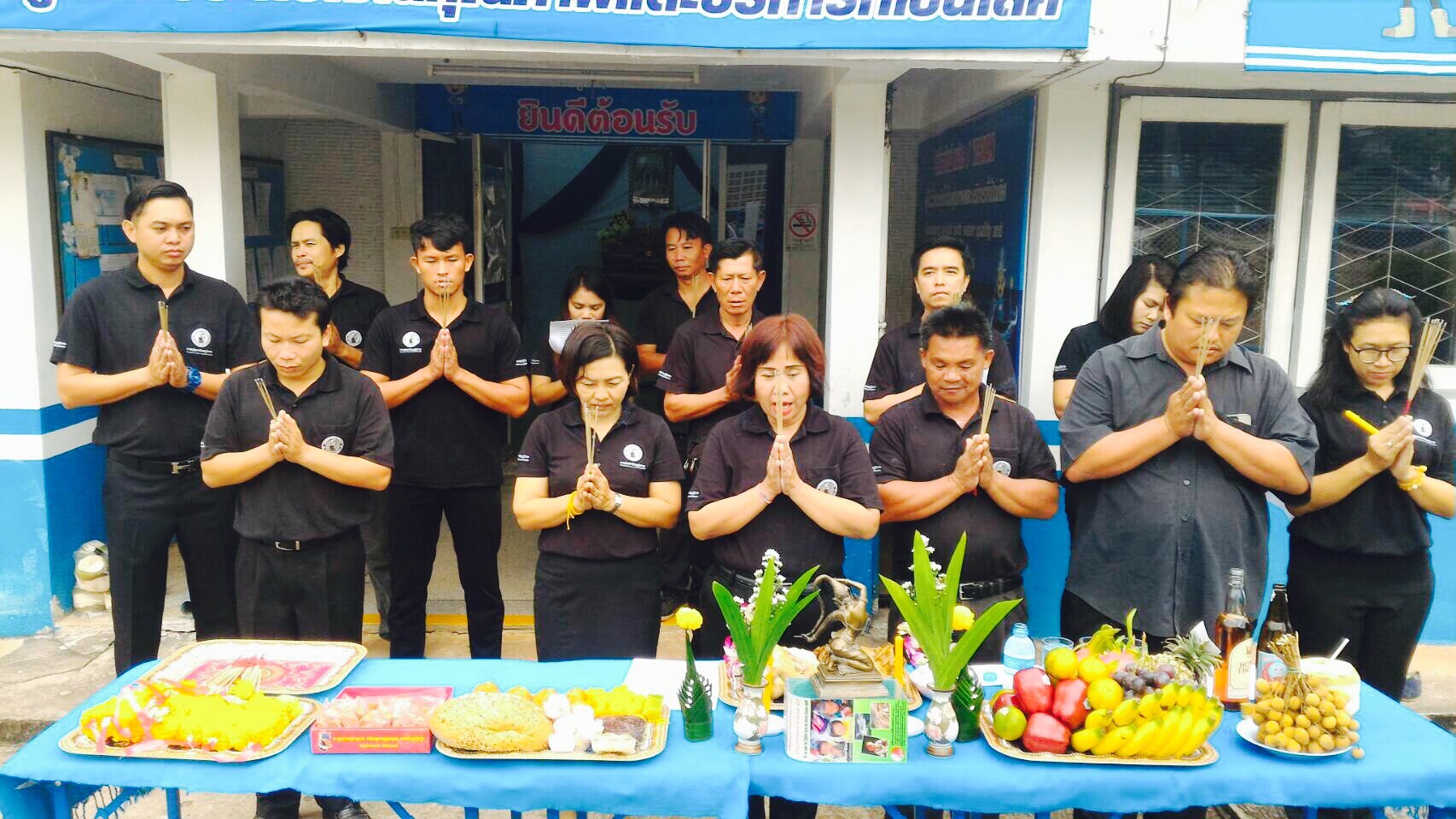 กปภ.สาขาศรีสงคราม ทำพิธีบวงสรวงพระแม่ธรณี และพระภูมิเจ้าที่ เนื่องในวันคล้ายวันสถาปนา กปภ. ครบรอบ ๓๘ ปี
